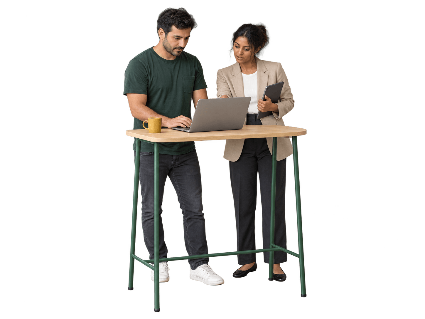 Een opdrachtgever en een zelfstandige staan samen aan een statafel en kijken naar een laptop, met een tablet en een mok erbij.
